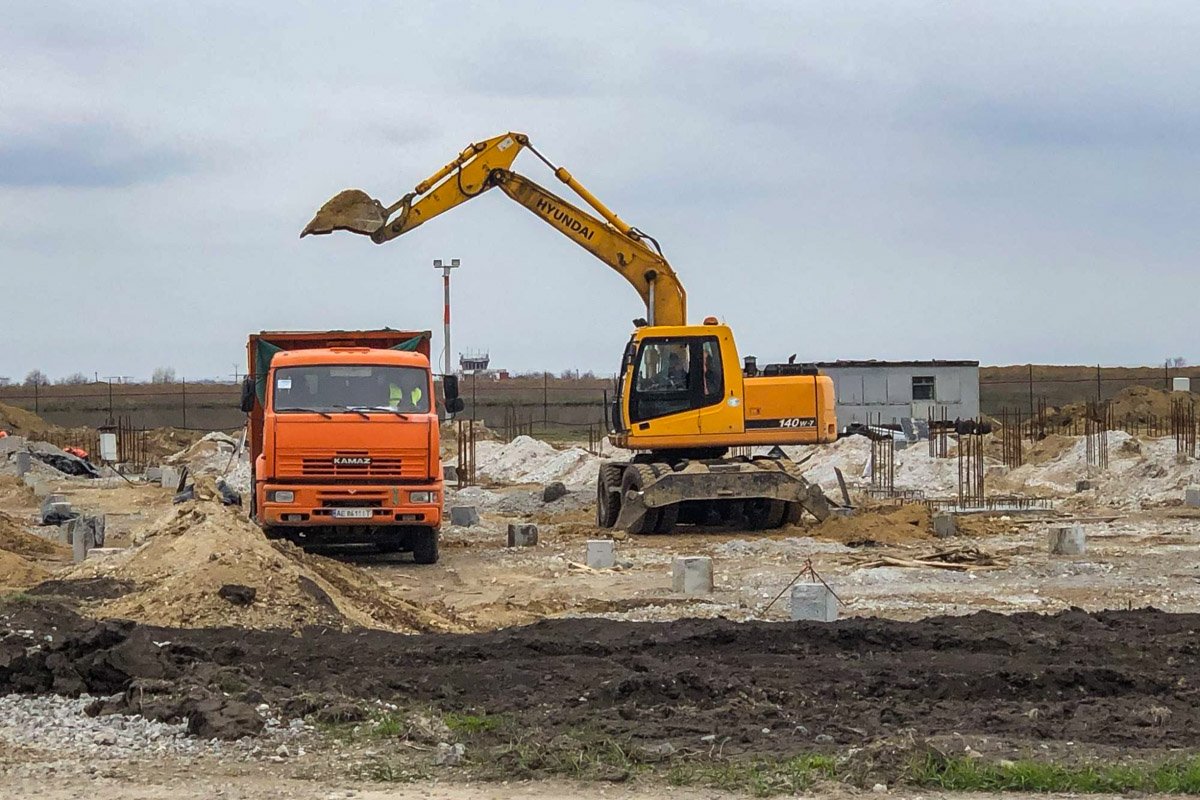 Техника занята в постройке будущего терминала Техника занята в постройке будущего терминала