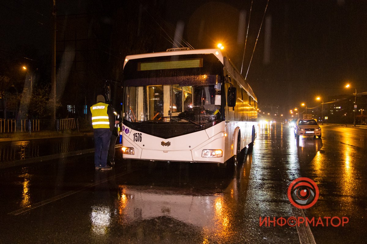 Мужчина упал на дорогу под колеса троллейбуса №12 Мужчина упал на дорогу под колеса троллейбуса №12