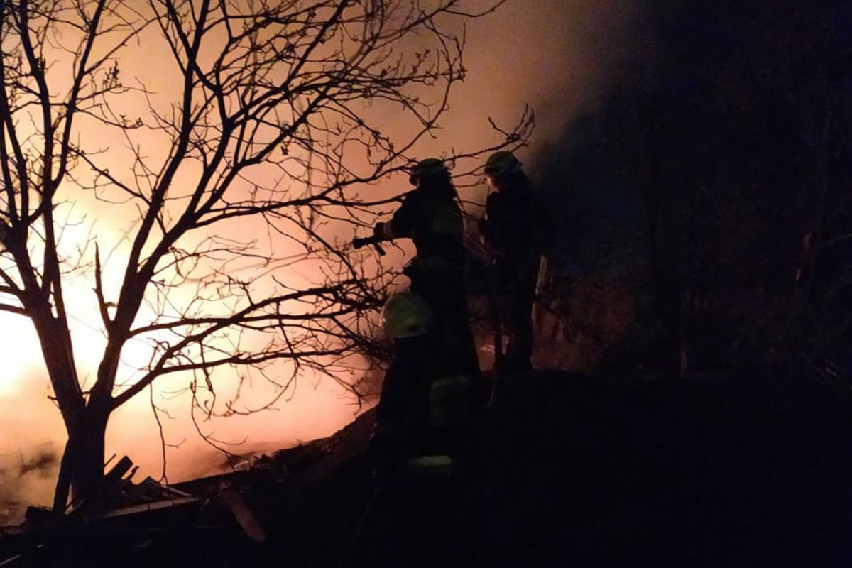 Огонь уничтожил дрова на площади 100 кв.м