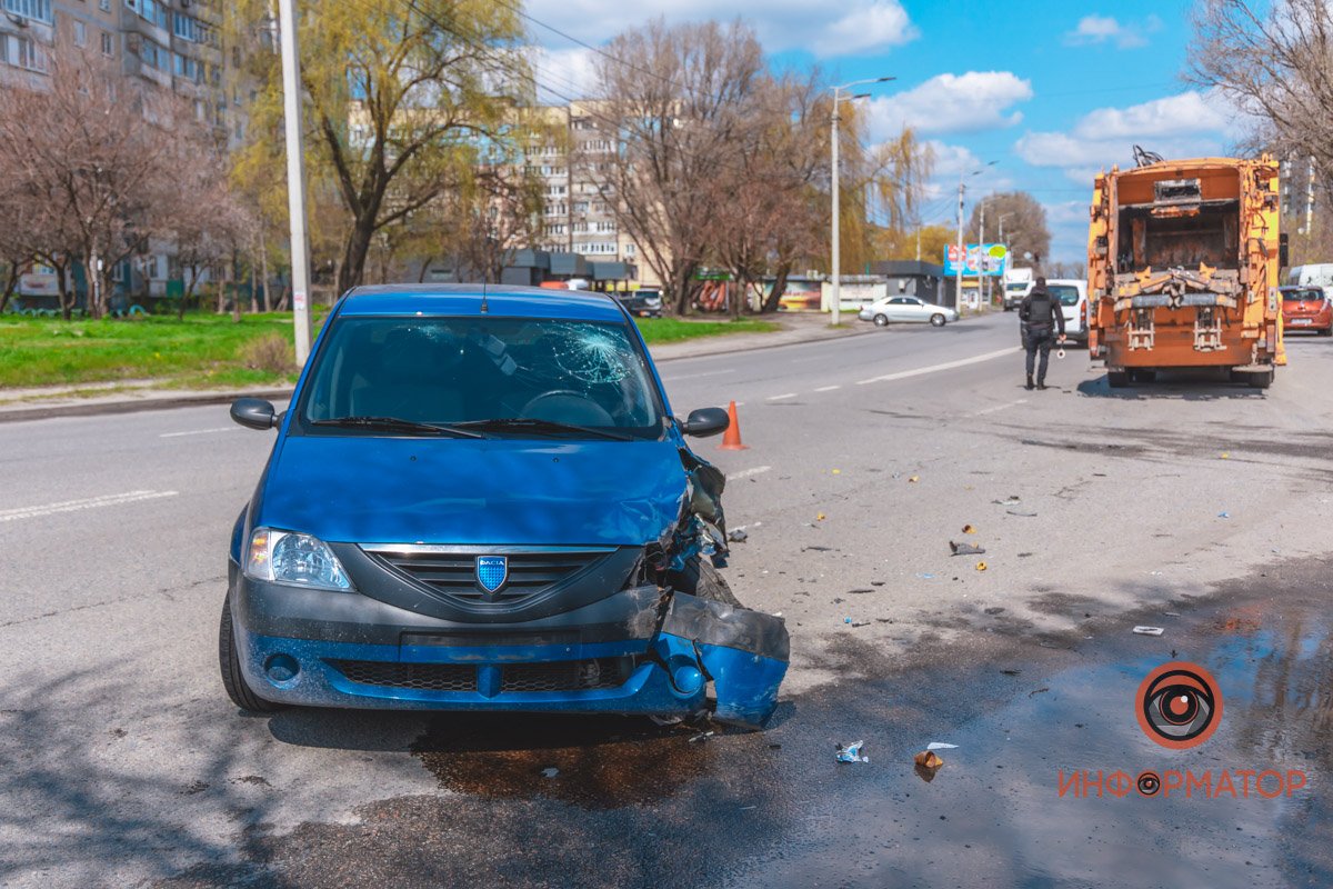 Водителя и пассажира "рено" увезли в больницу Водителя и пассажира "рено" увезли в больницу