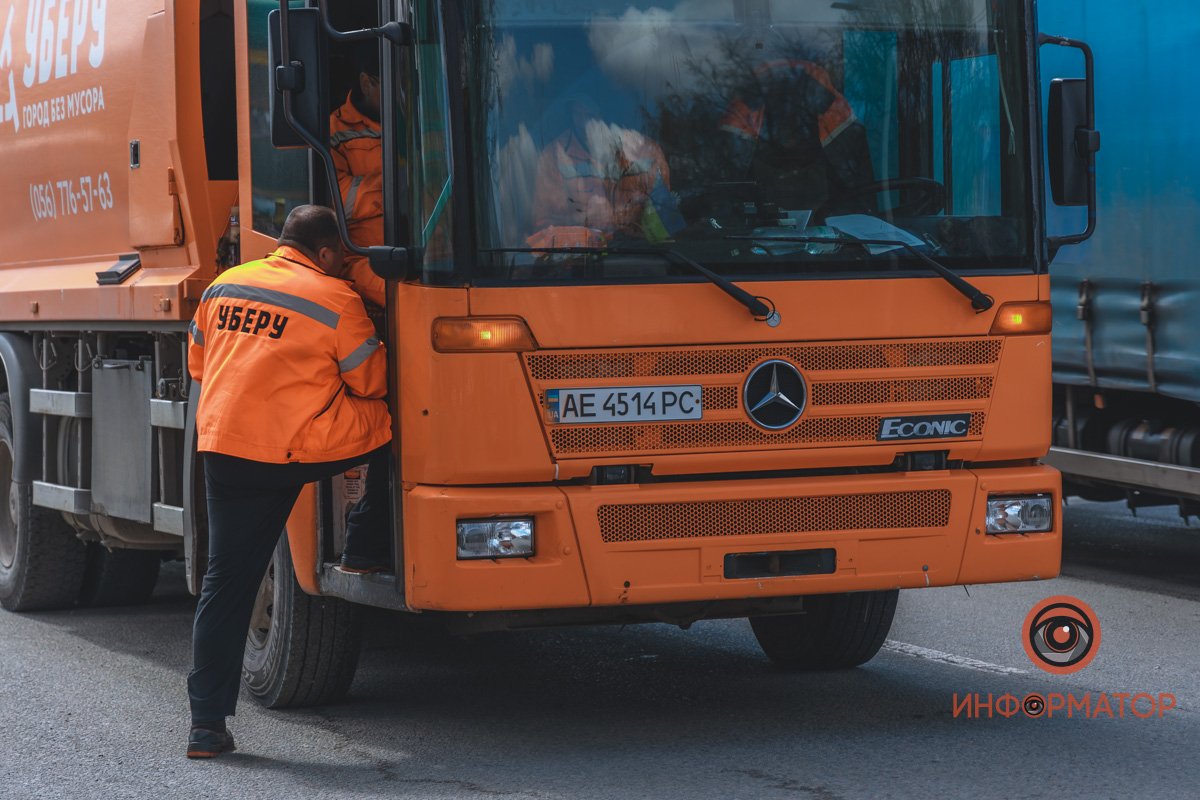 Водитель мусоровоза не пострадал Водитель мусоровоза не пострадал