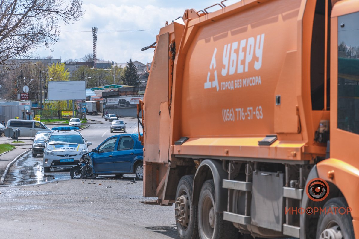 Водитель Renault выехал на встречную полосу Водитель Renault выехал на встречную полосу