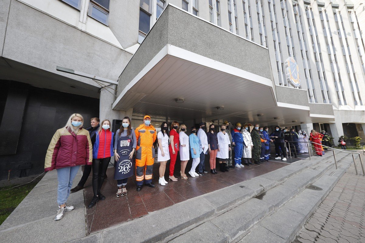 В Днепре провели дефиле в защитных костюмах от местных производителей для работников различных сфер 1