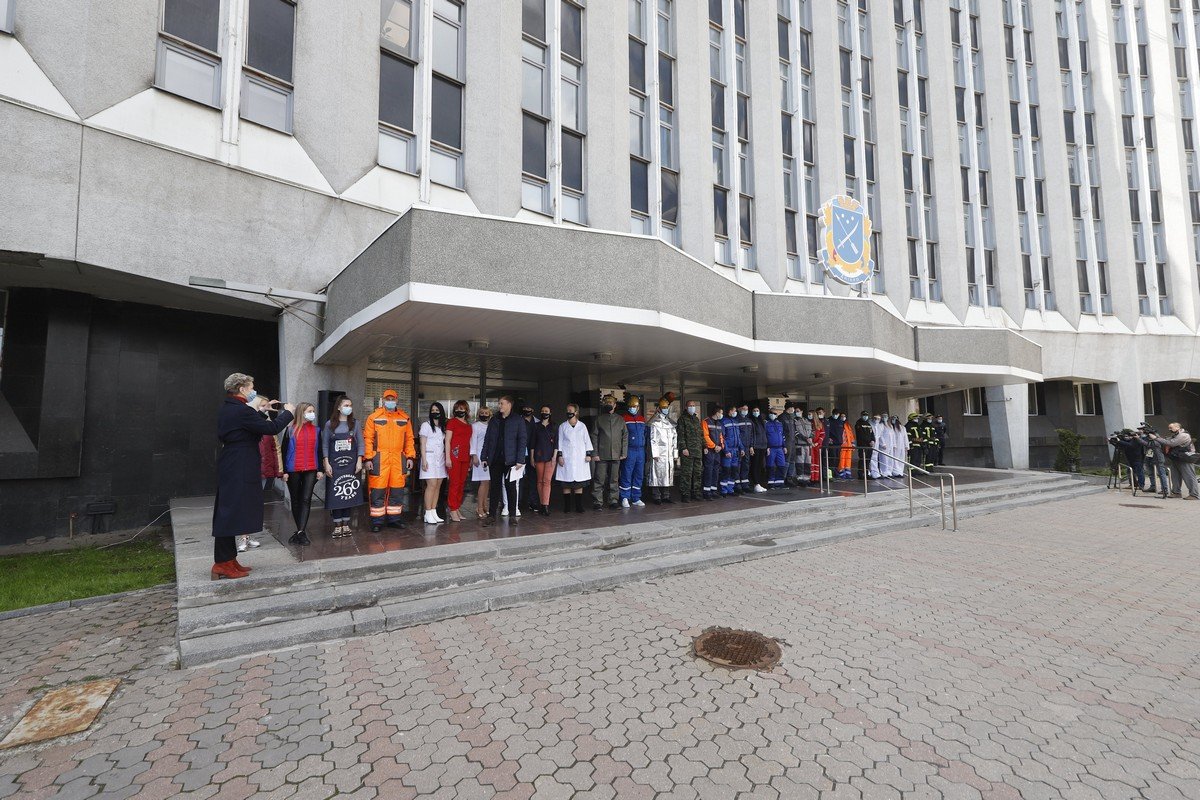 В Днепре провели дефиле в защитных костюмах от местных производителей для работников различных сфер 14