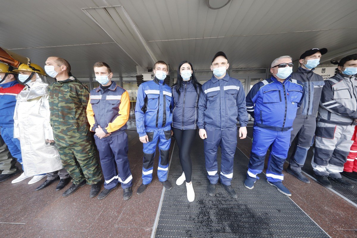 В Днепре провели дефиле в защитных костюмах от местных производителей для работников различных сфер 15