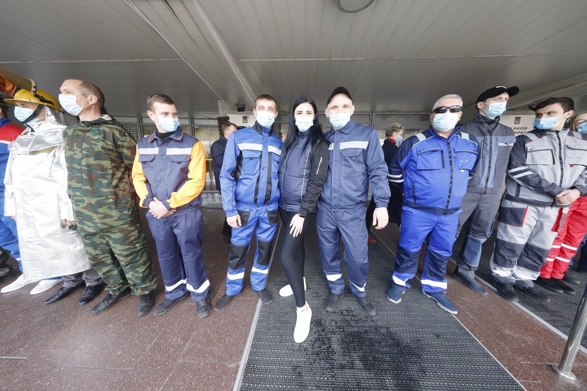 В Днепре провели дефиле в защитных костюмах от местных производителей для работников различных сфер 16