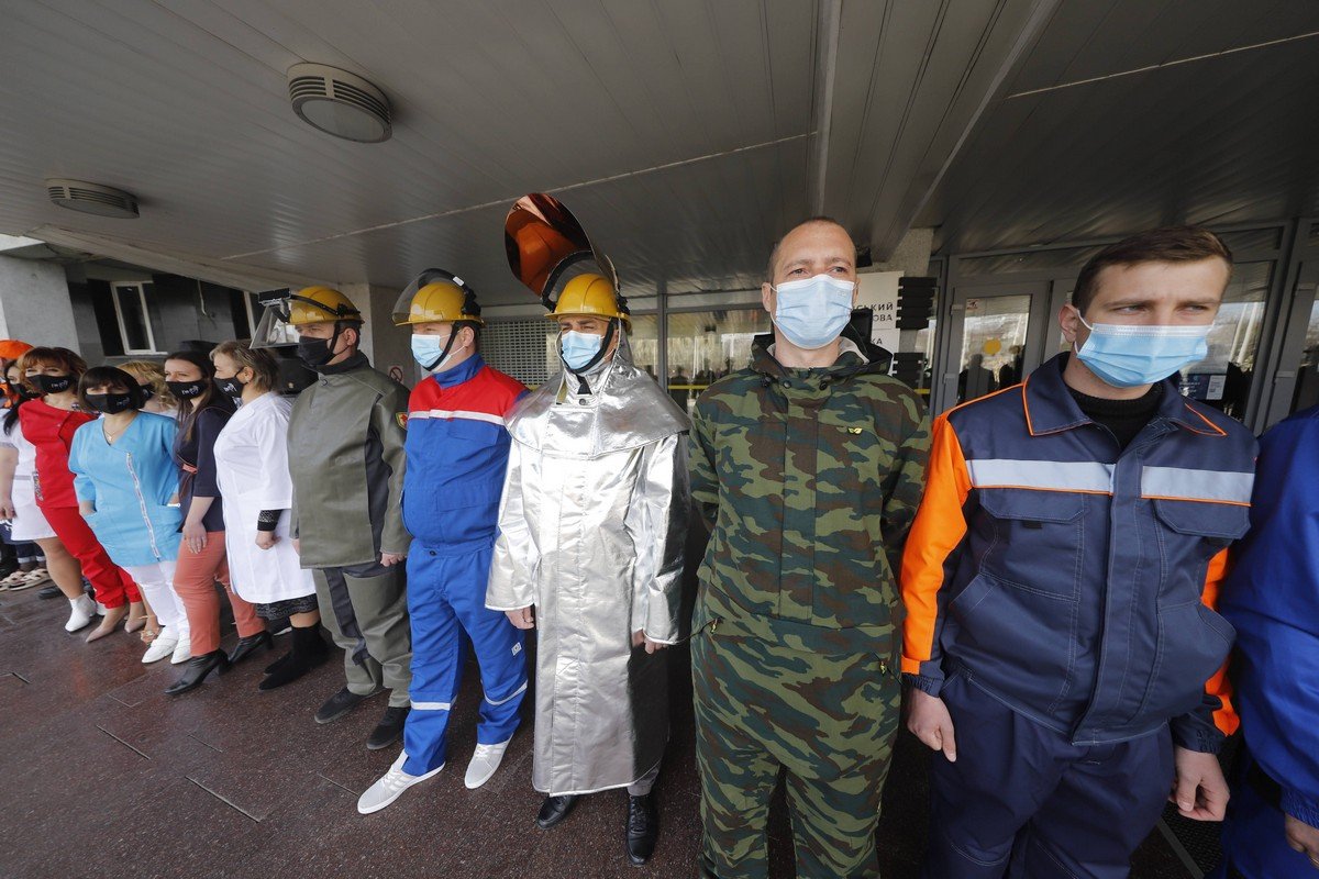 В Днепре провели дефиле в защитных костюмах от местных производителей для работников различных сфер 18