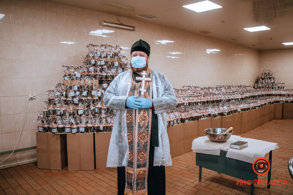 Обряд освящения прямо в кондитерском цеху провел секретарь Днепропетровской епархии ПЦУ, Протоирей Иван Лопушанский