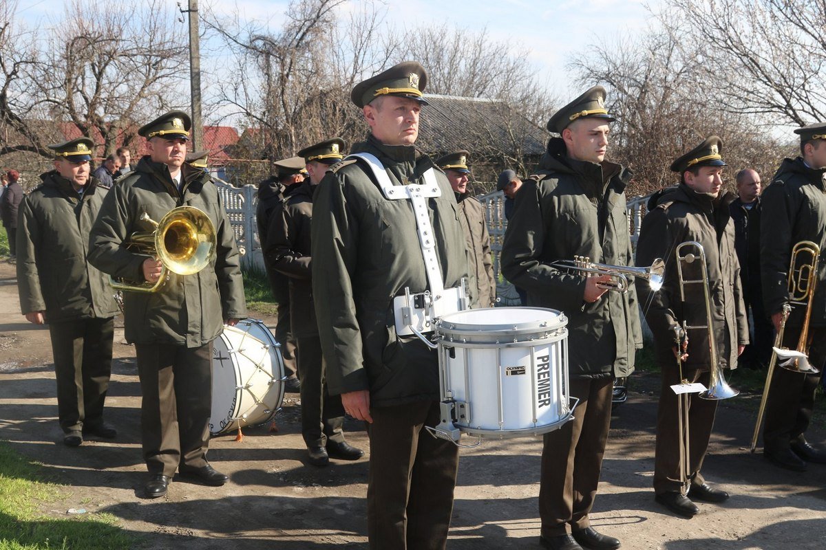 Под звуки военного оркестра