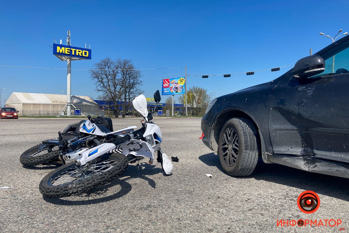На выезде из Днепра мотоцикл врезался Skoda