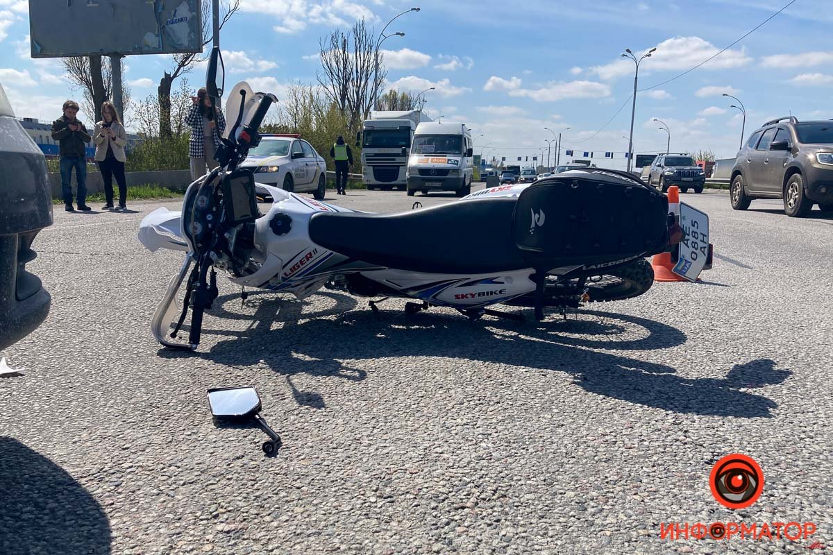 Водителя мотоцикла увезли в 6 больницу