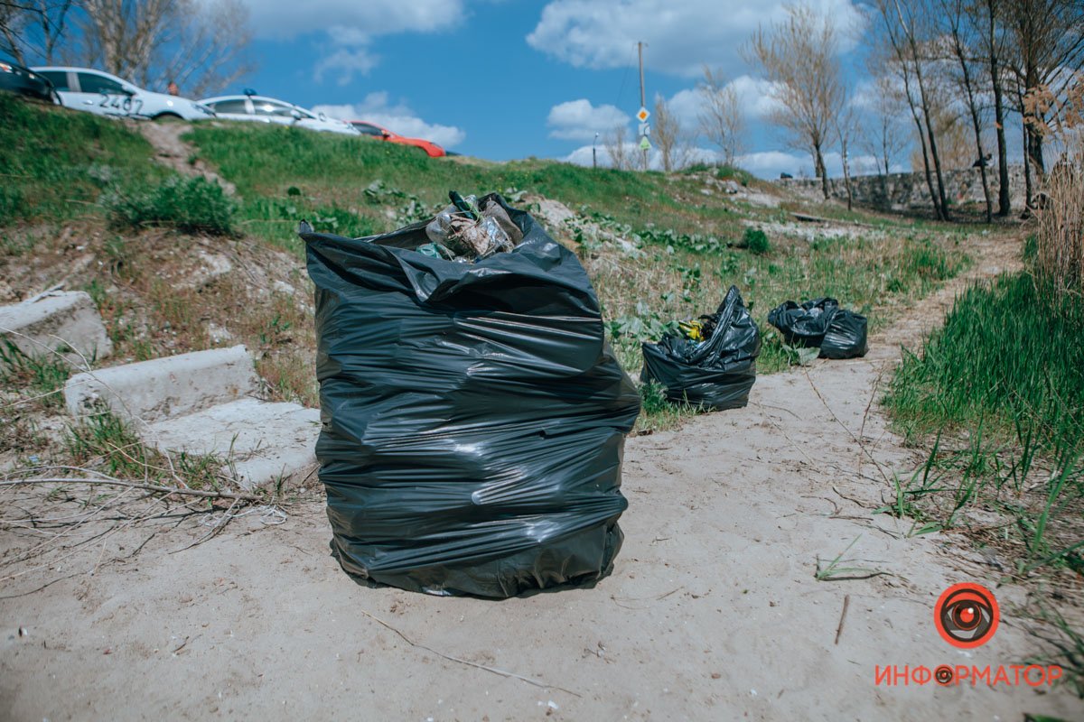 Собрали несколько мешков мусора Собрали несколько мешков мусора