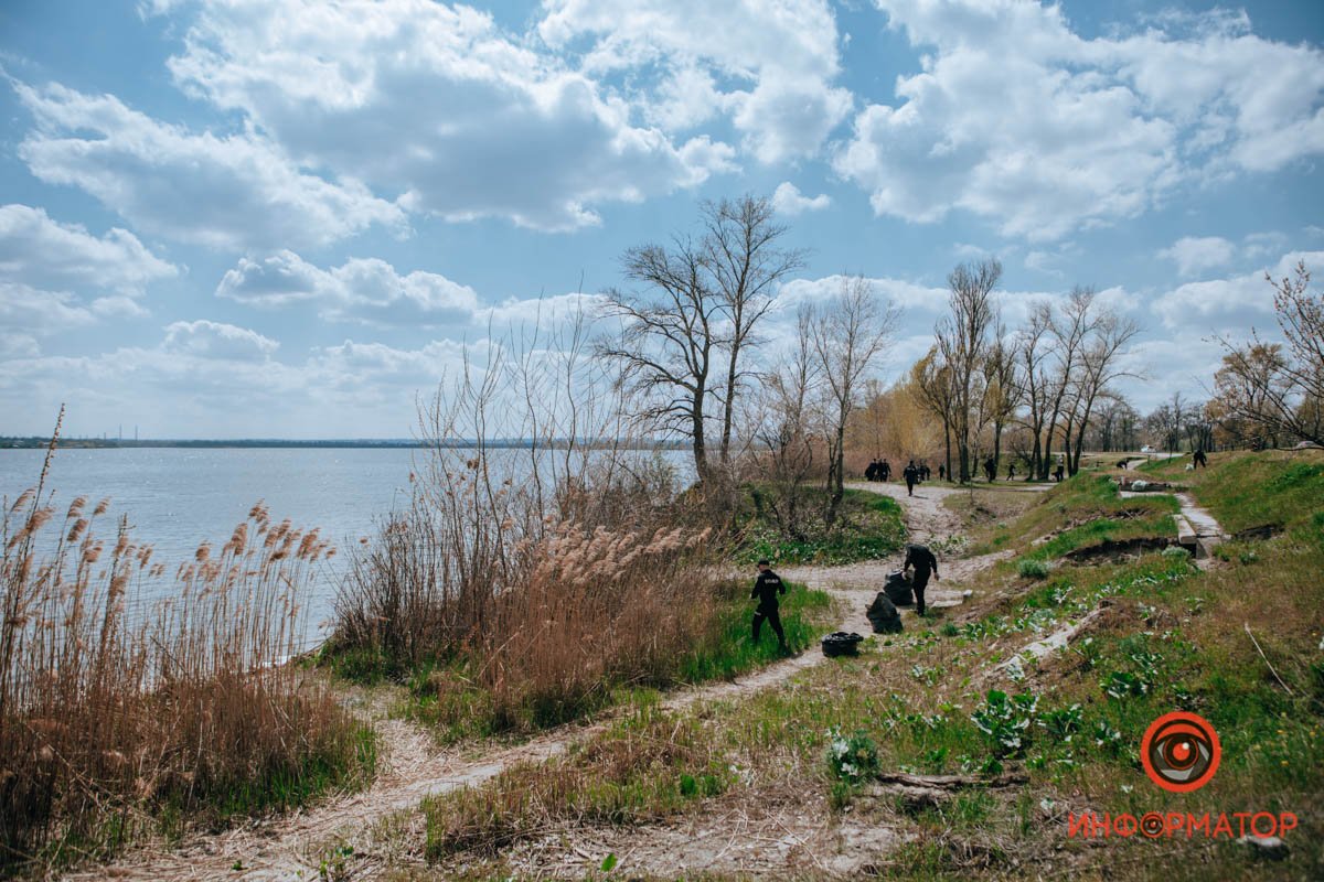 Отдыхающие очень загрязнили берег Отдыхающие очень загрязнили берег