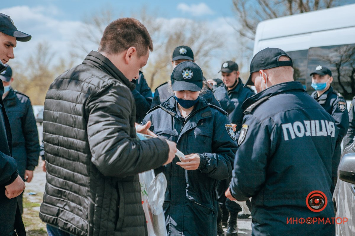 Раздали курсантам перчатки Раздали курсантам перчатки