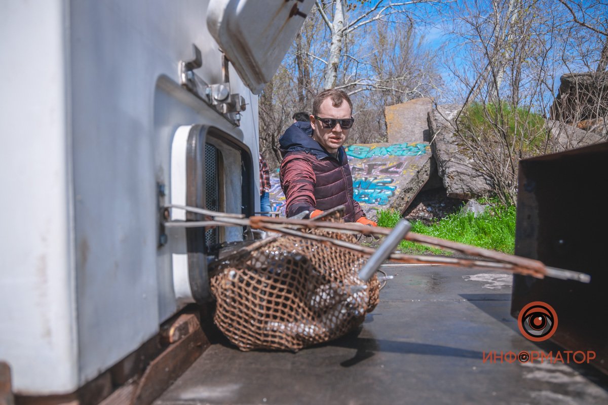 В Днепр выпустили 200 килограмм осетра в рамках криптоэксперимента 20