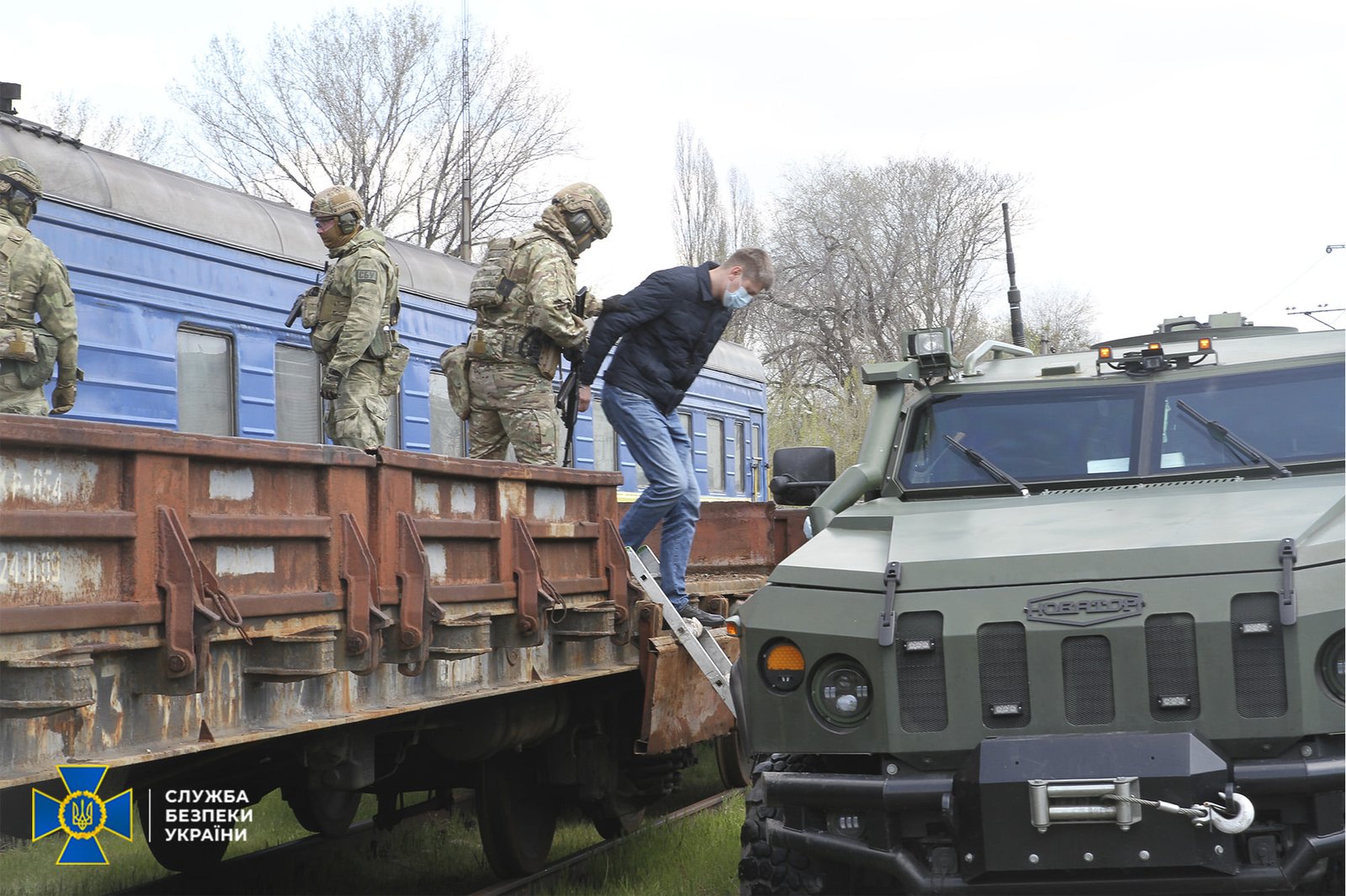 После безрезультатных переговоров, руководство Антитеррористического центра при СБУ санкционировало задействование штурмовых групп