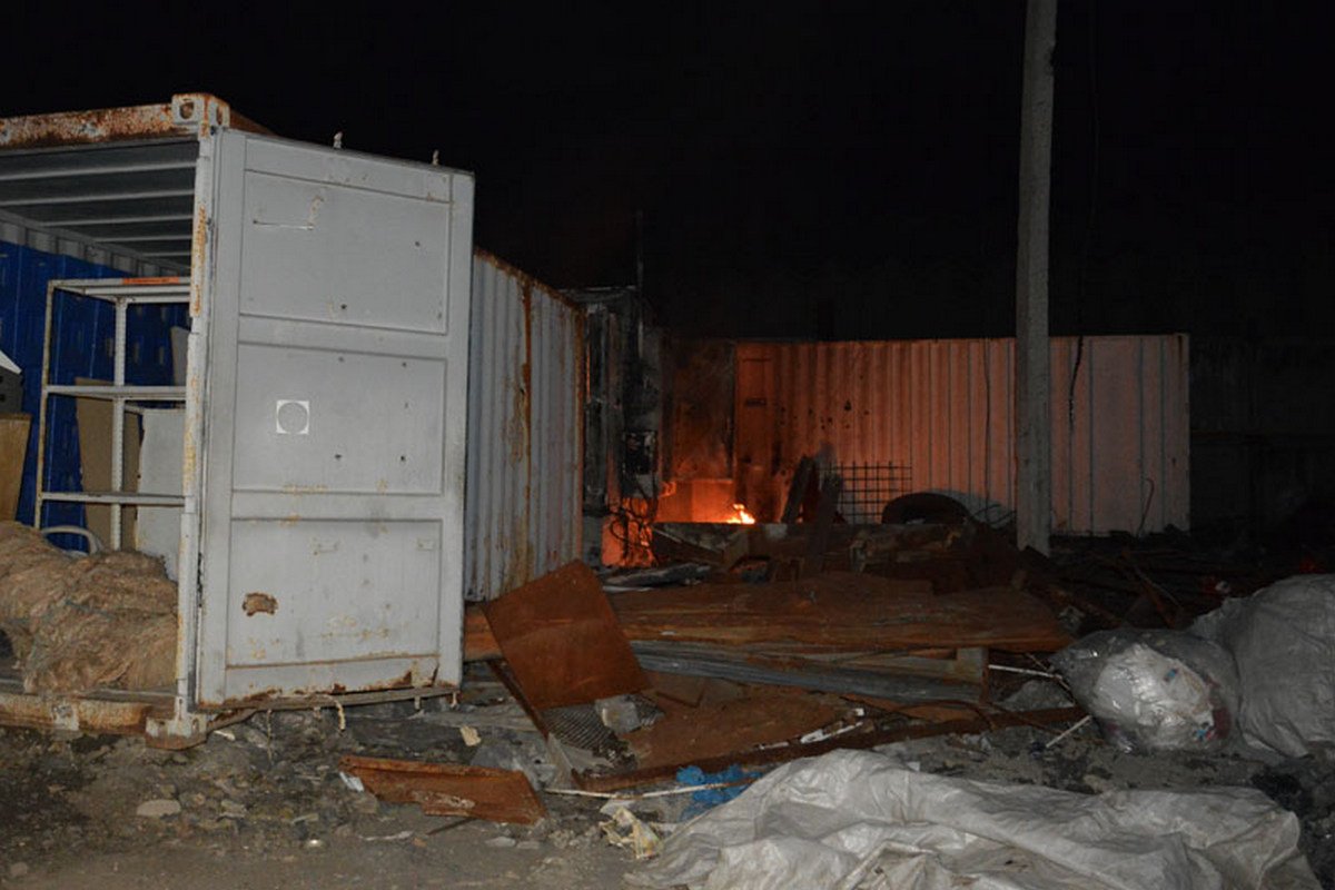 Пожар возник на территории предприятия на Богдана Хмельницкого