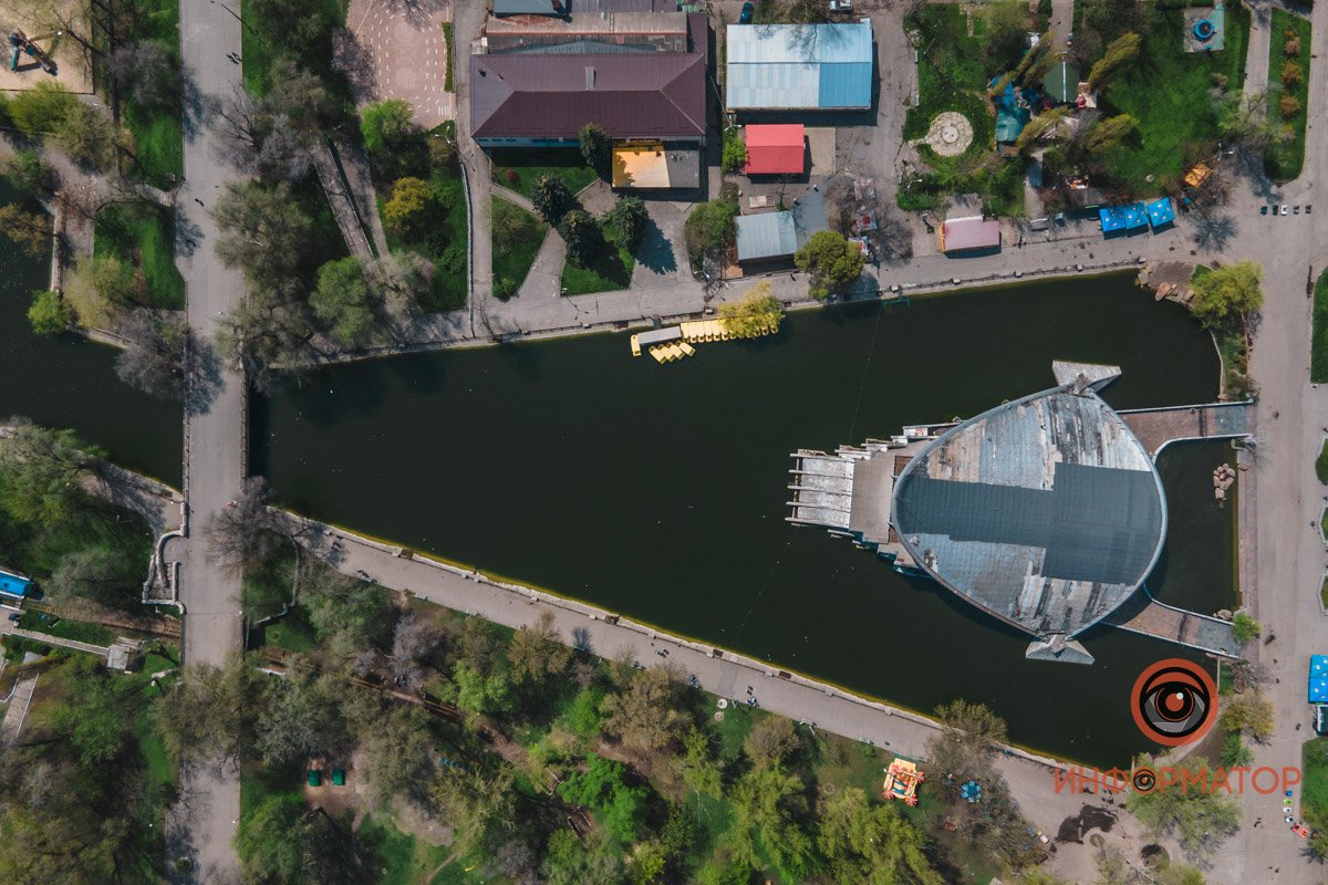 Озеро и летний театр в парке Глобы