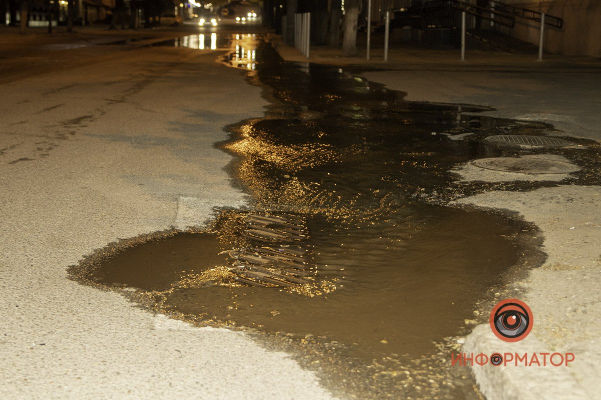 Прорвало трубу в районе дома №16 на улице Воскресенской Прорвало трубу в районе дома №16 на улице Воскресенской