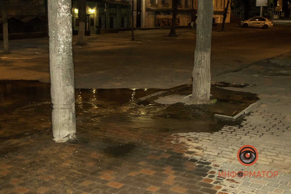 Заливает проезжую часть Заливает проезжую часть