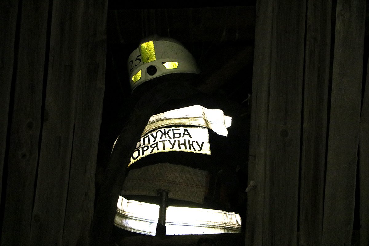 Огнем охватило 10 квадратных метров Огнем охватило 10 квадратных метров