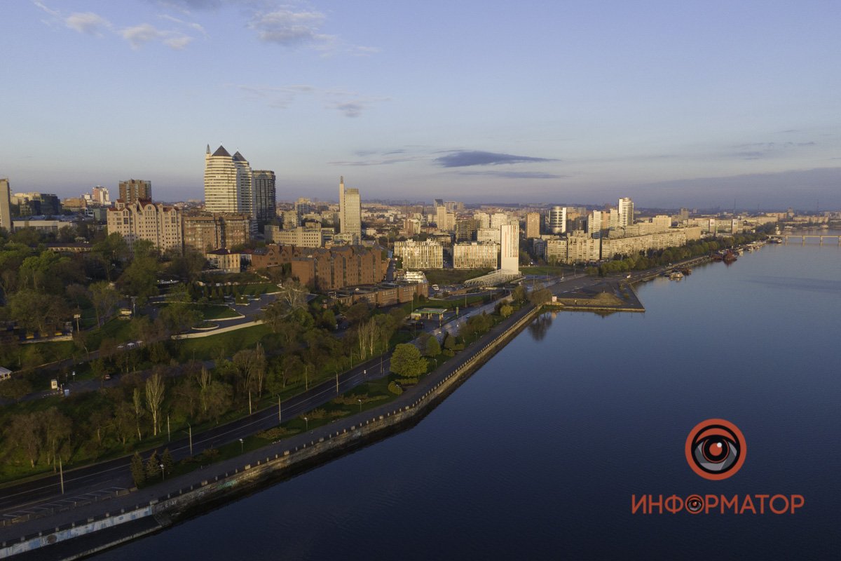 Солнце уже пролило свет на небоскребы этого города Солнце уже пролило свет на небоскребы этого города