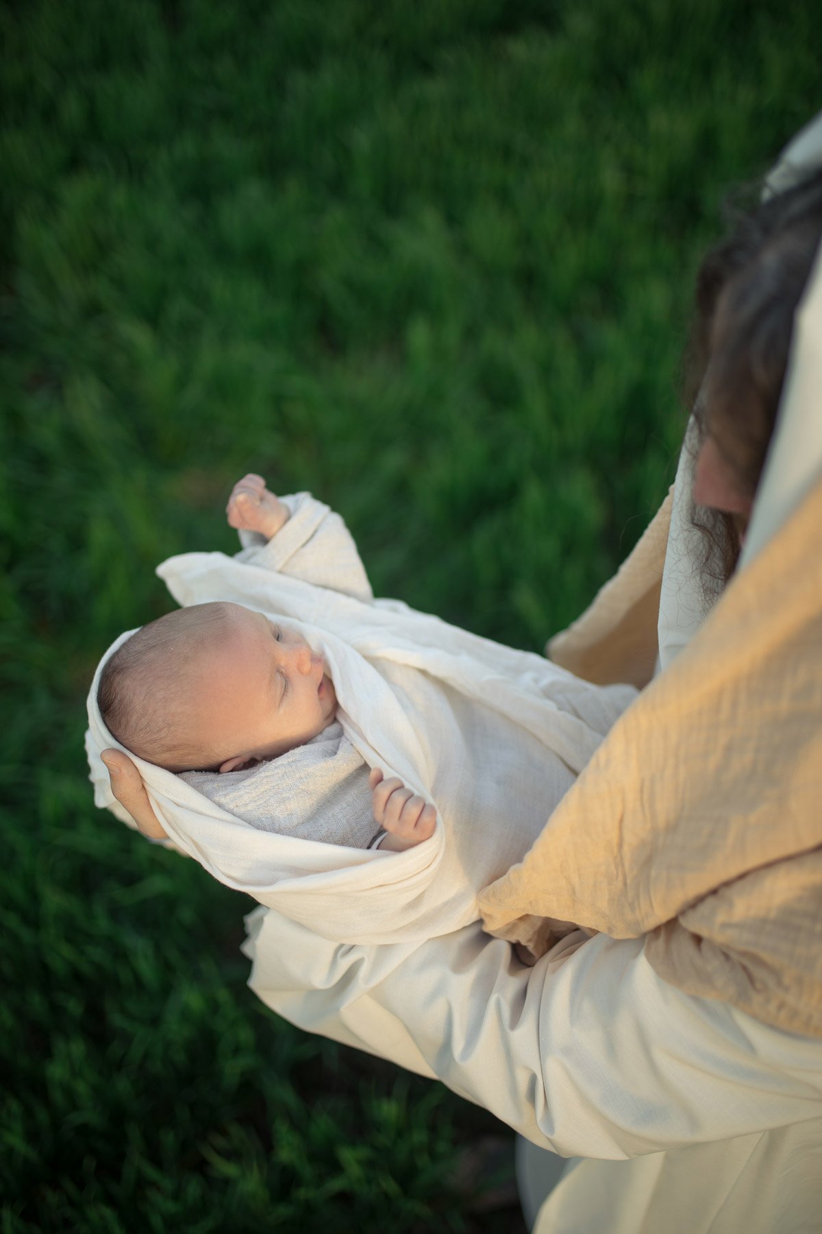На руках модель Юрий держит свою маленькую дочь Эйву