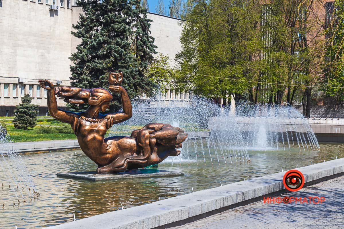 Рядом с театром оперы и балета