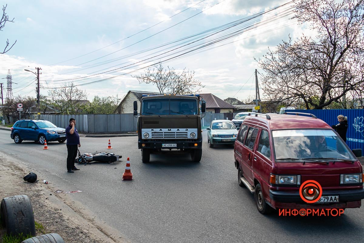 На Петрозаводской КАМАЗ сбил мотоциклиста