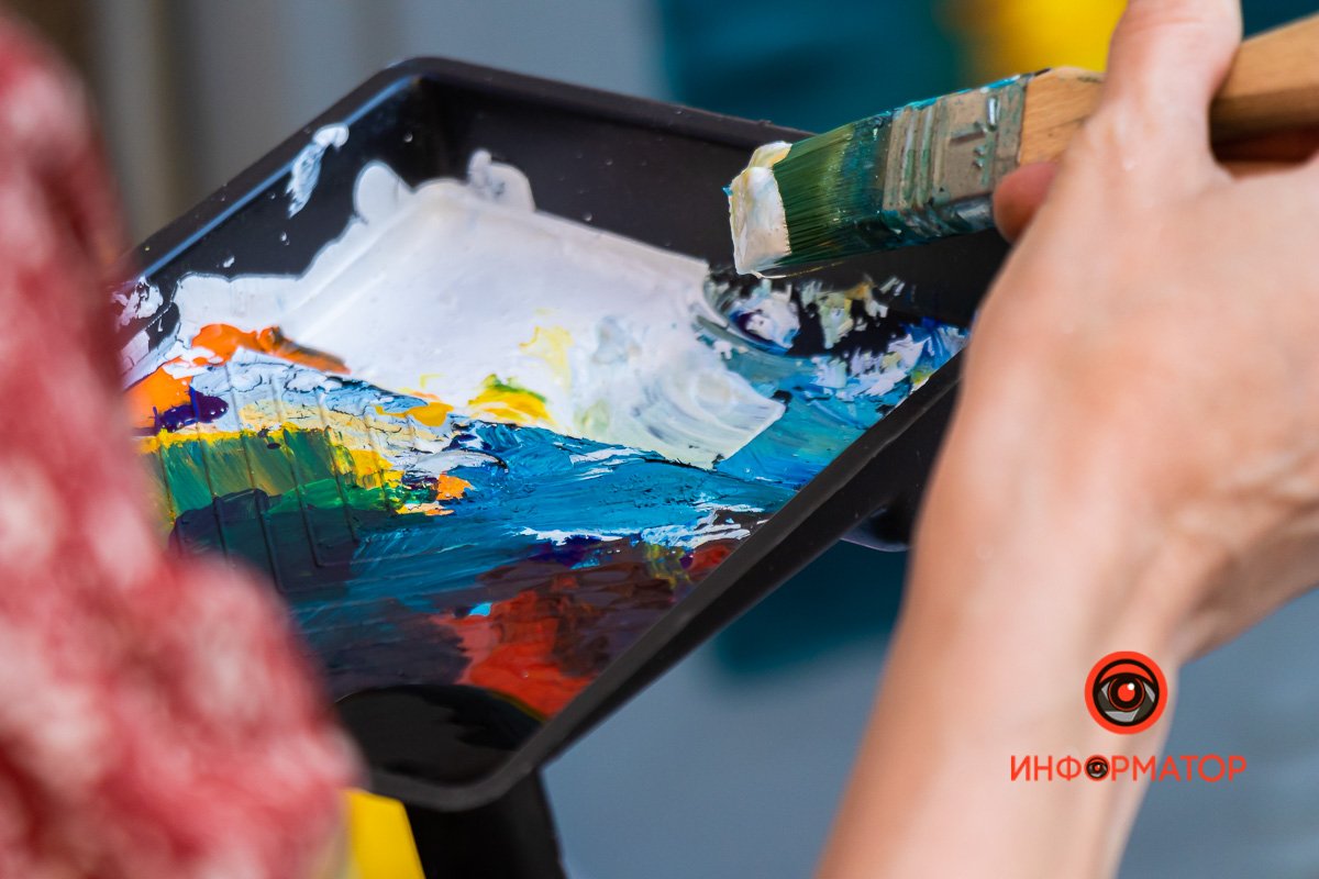 Художница расписывает трансформаторные щитки