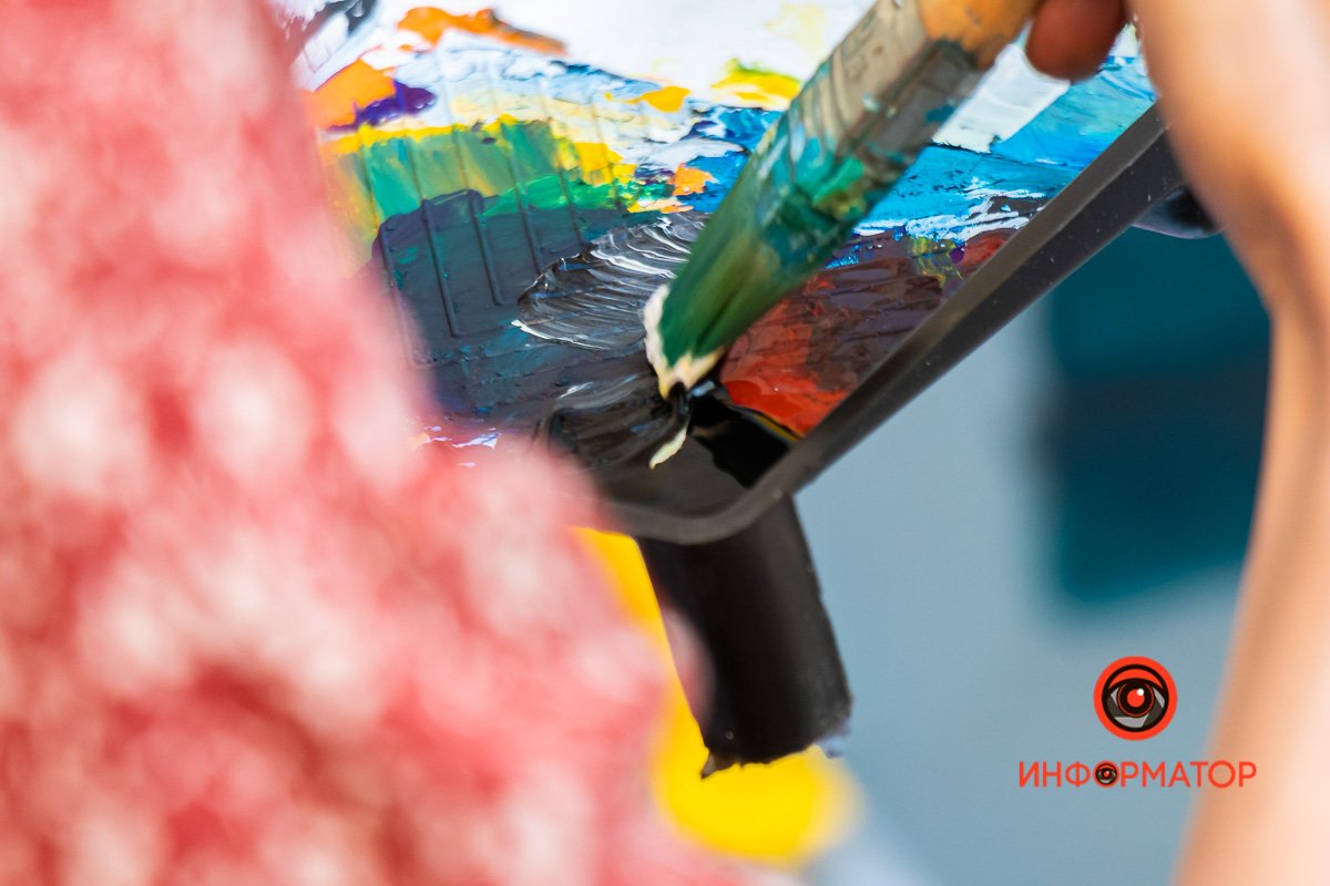 Для своих работ она использует акриловые краски