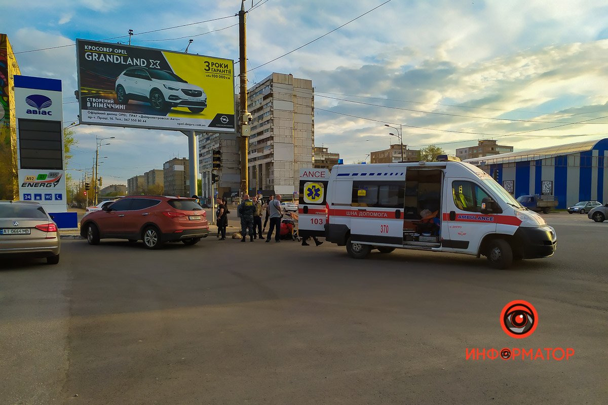 В субботу, 1 мая, на пересечении улицы Василия Сухомлинского и Слобожанского проспекта случилась авария В субботу, 1 мая, на пересечении улицы Василия Сухомлинского и Слобожанского проспекта случилась авария