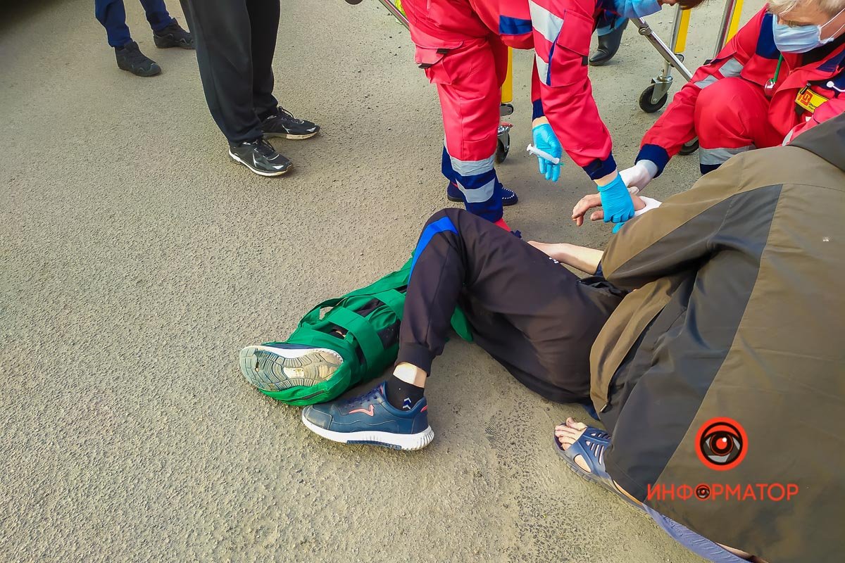 Мужчина переходил дорогу на запрещающий сигнал светофора Мужчина переходил дорогу на запрещающий сигнал светофора