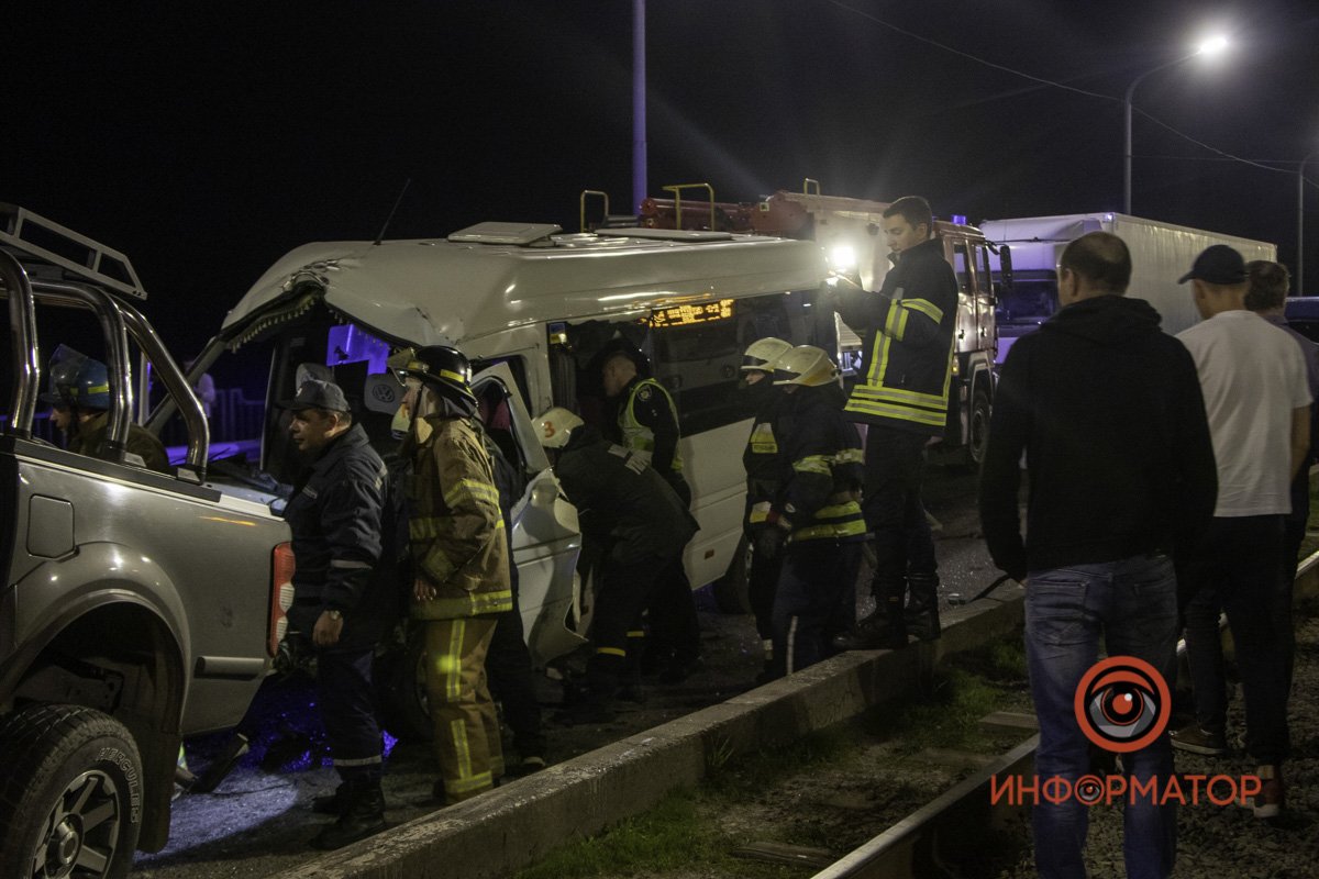 Столкнулись маршрутка и эвакуатор