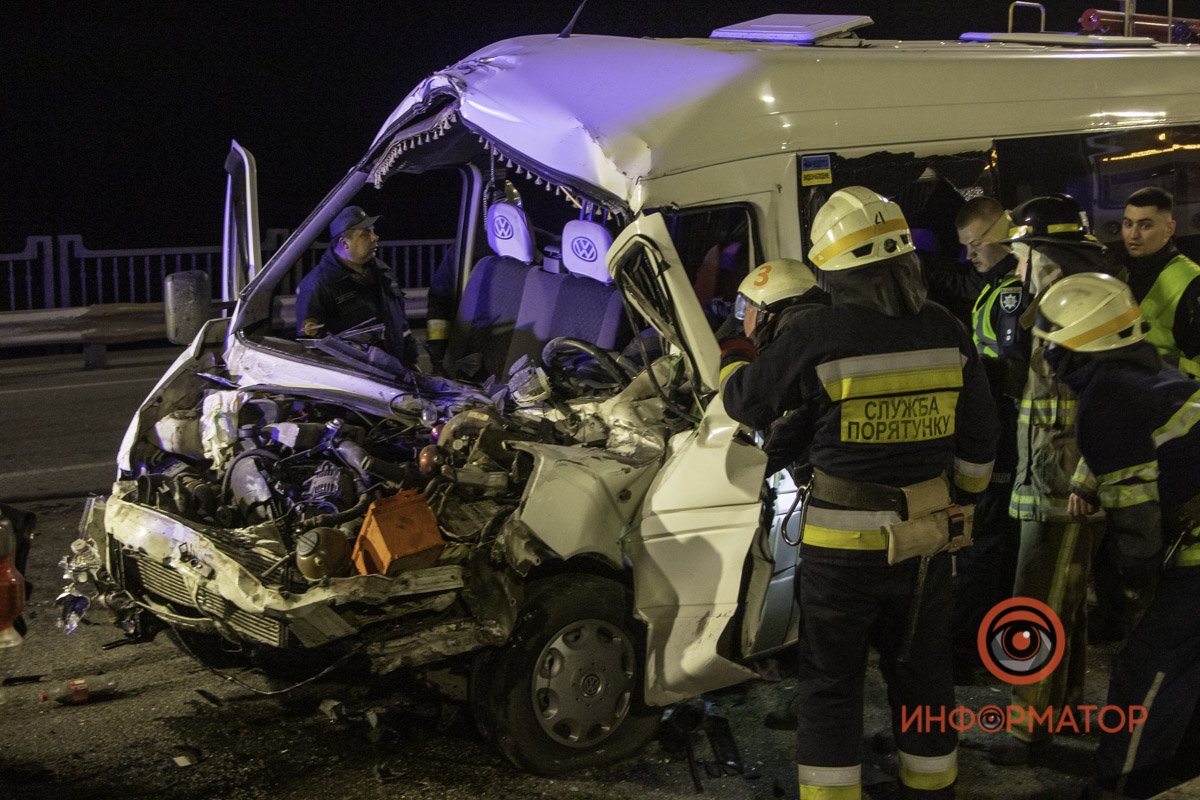 Водителя зажало в микроавтобусе