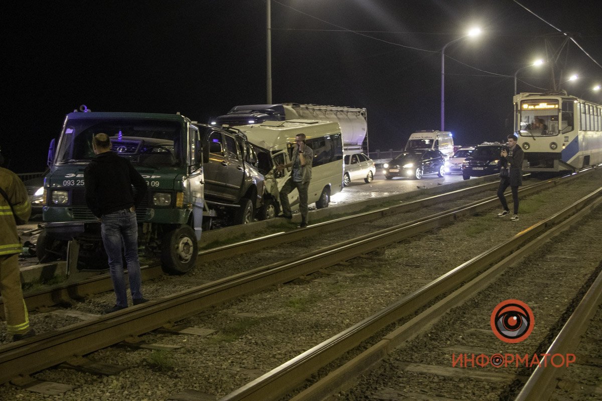 Эвакуатор от удара частично вынесло на трамвайные пути