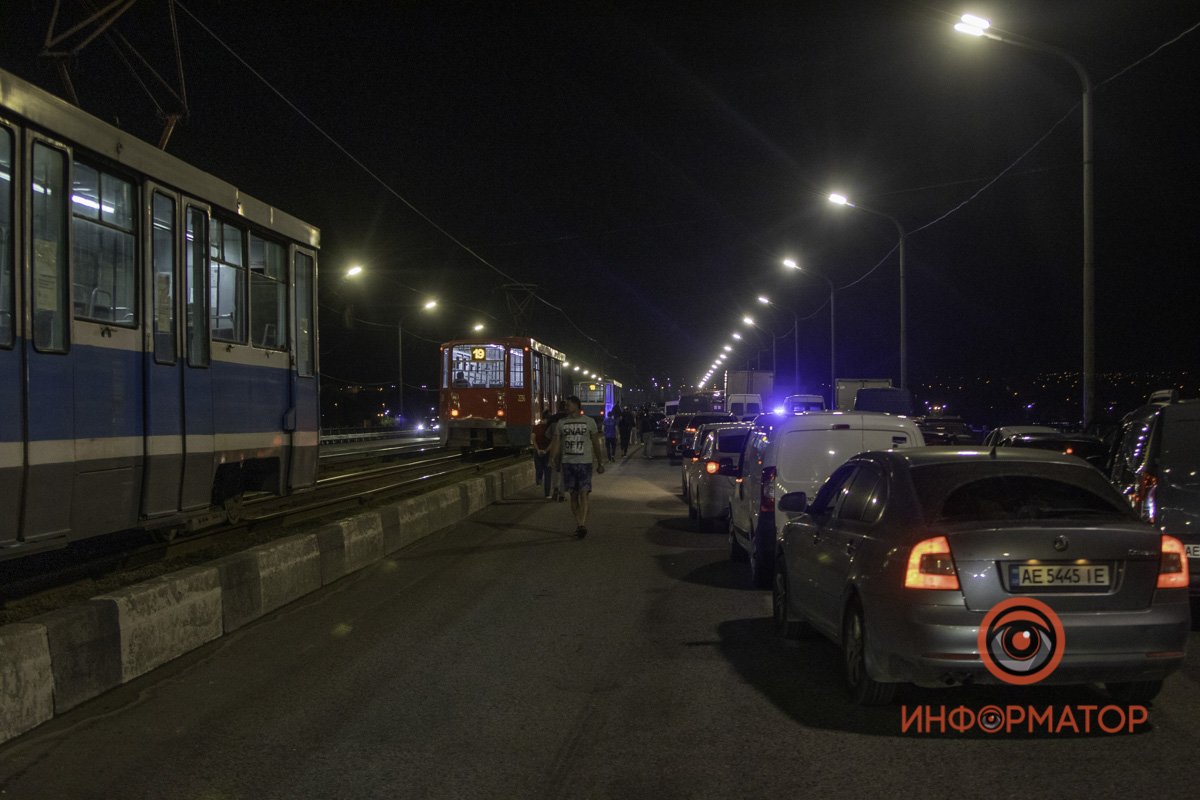 Водители нервно курили и ждали разрешения ситуации