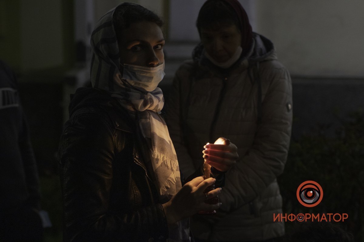 Девушкам очень идут платки и правильно надетые маски