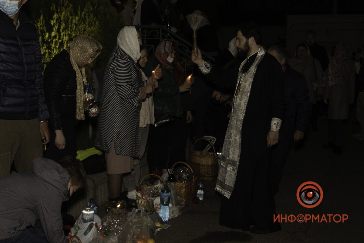 Богослужитель освящает прихожан и их продукты