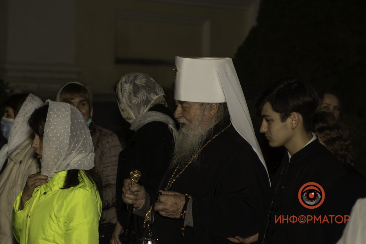 Торжественно