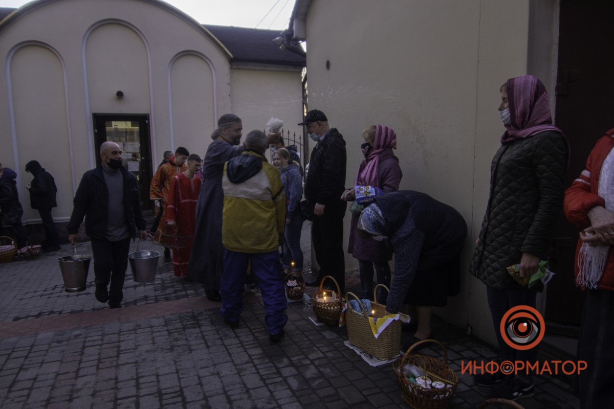 Внутри Храма Равноапостольного Князя Владимира почти не было людей