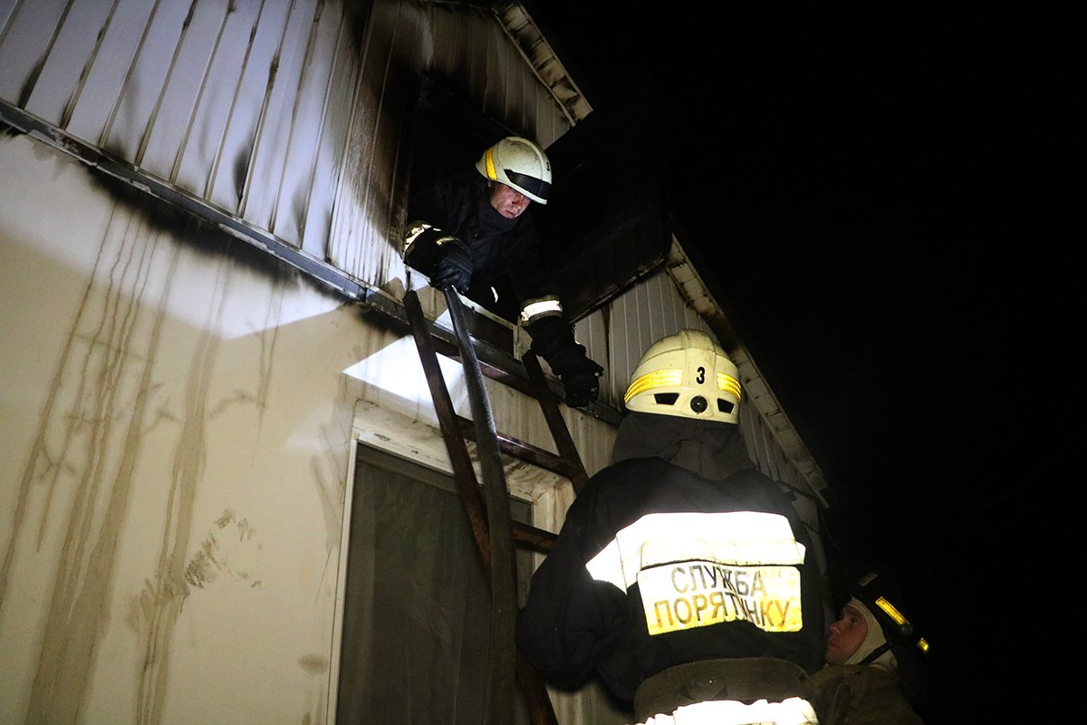 Огонь перекинулся на дом, который стоял вплотную