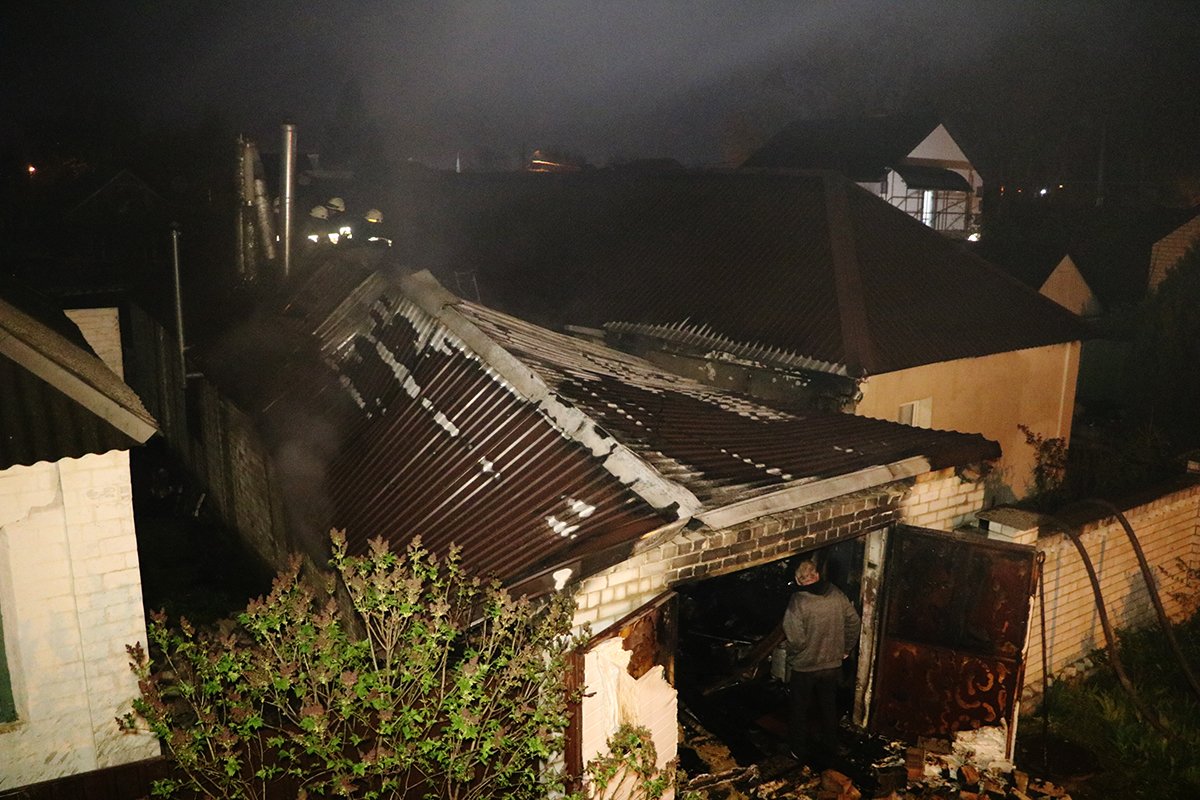 Сгорел гараж, крыша дома и домашние вещи