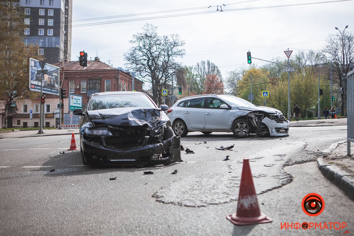 На Поля столкнулись Renault и Honda На Поля столкнулись Renault и Honda