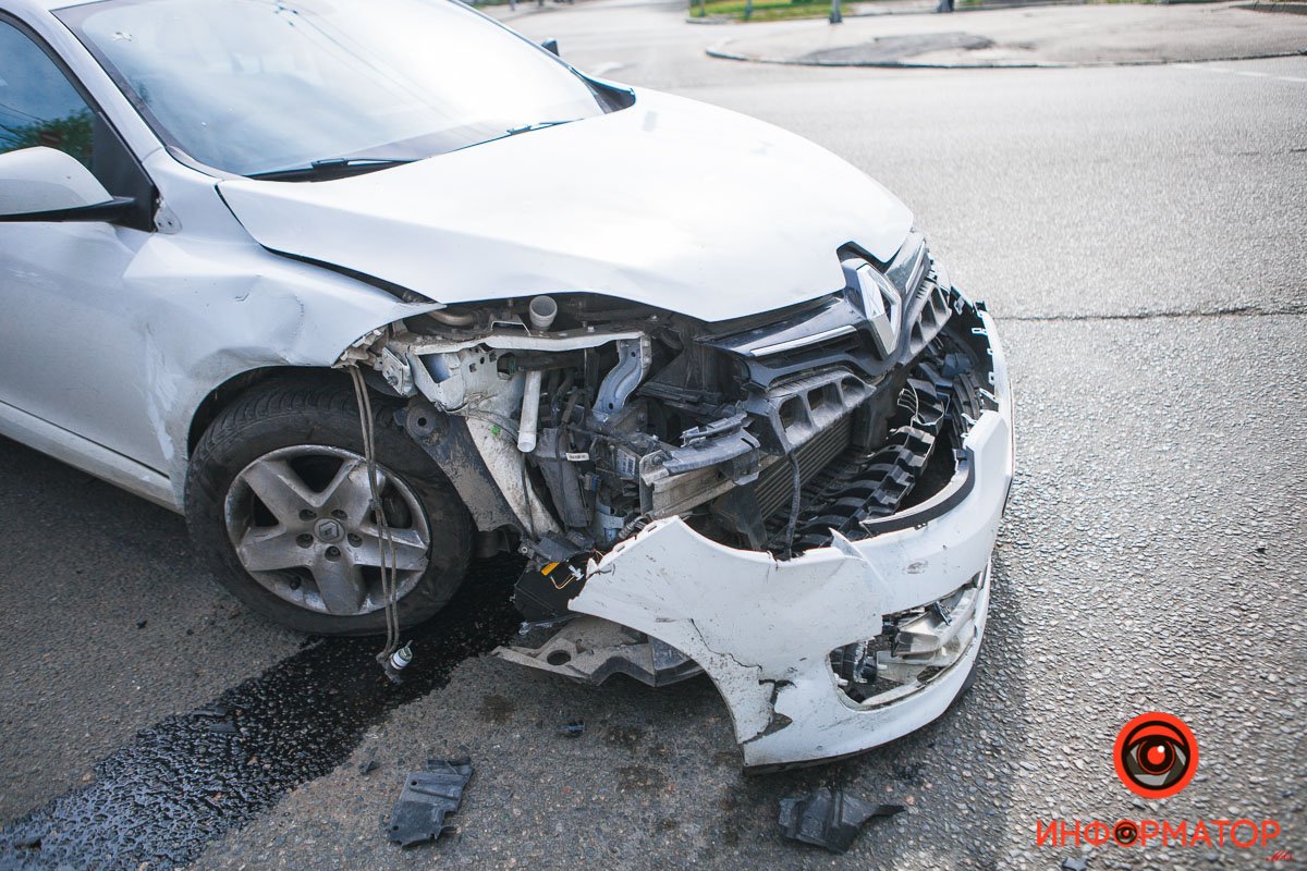 Renault проехал на красный Renault проехал на красный