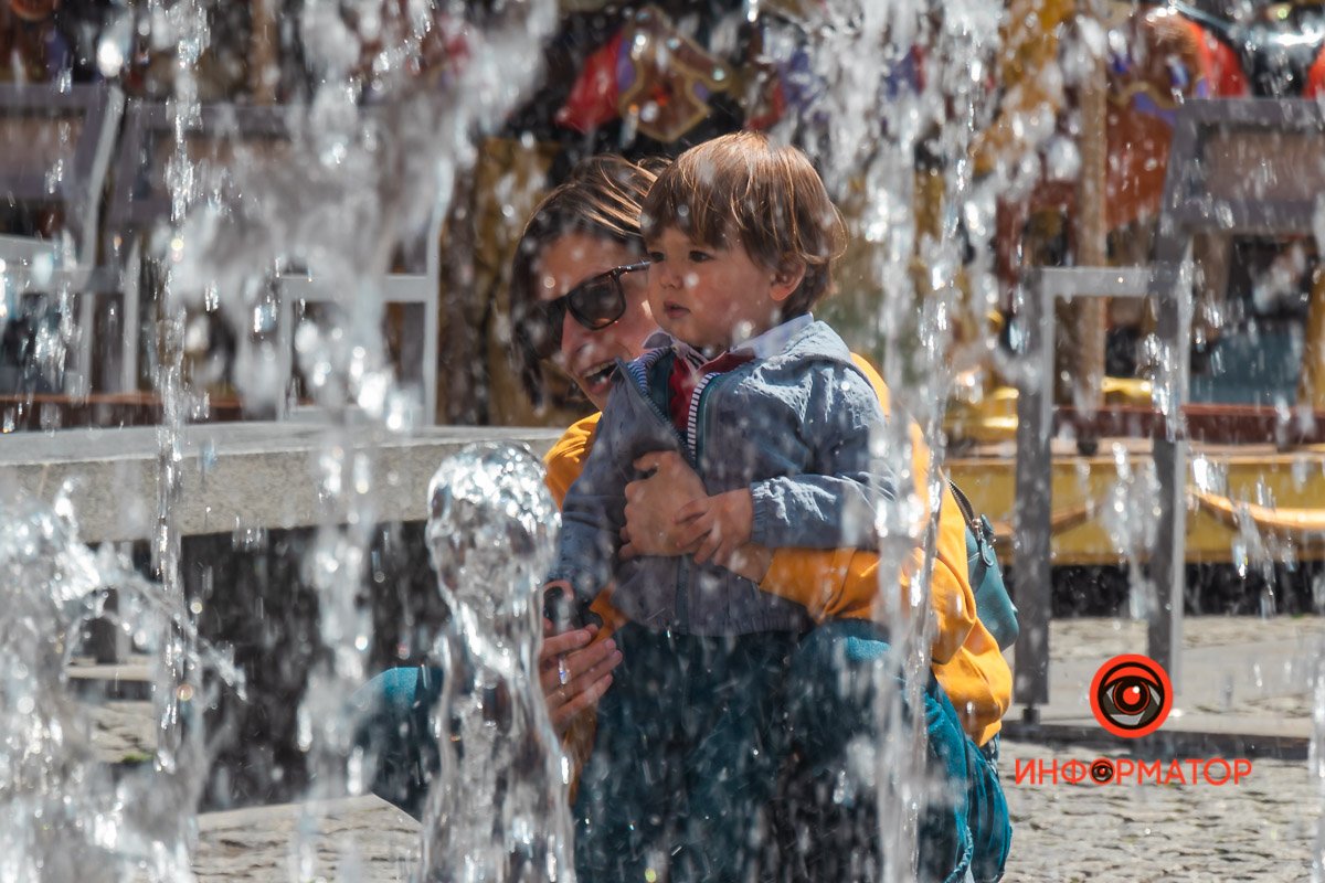 Мама обрадовалась фонтанам чуточку больше Мама обрадовалась фонтанам чуточку больше