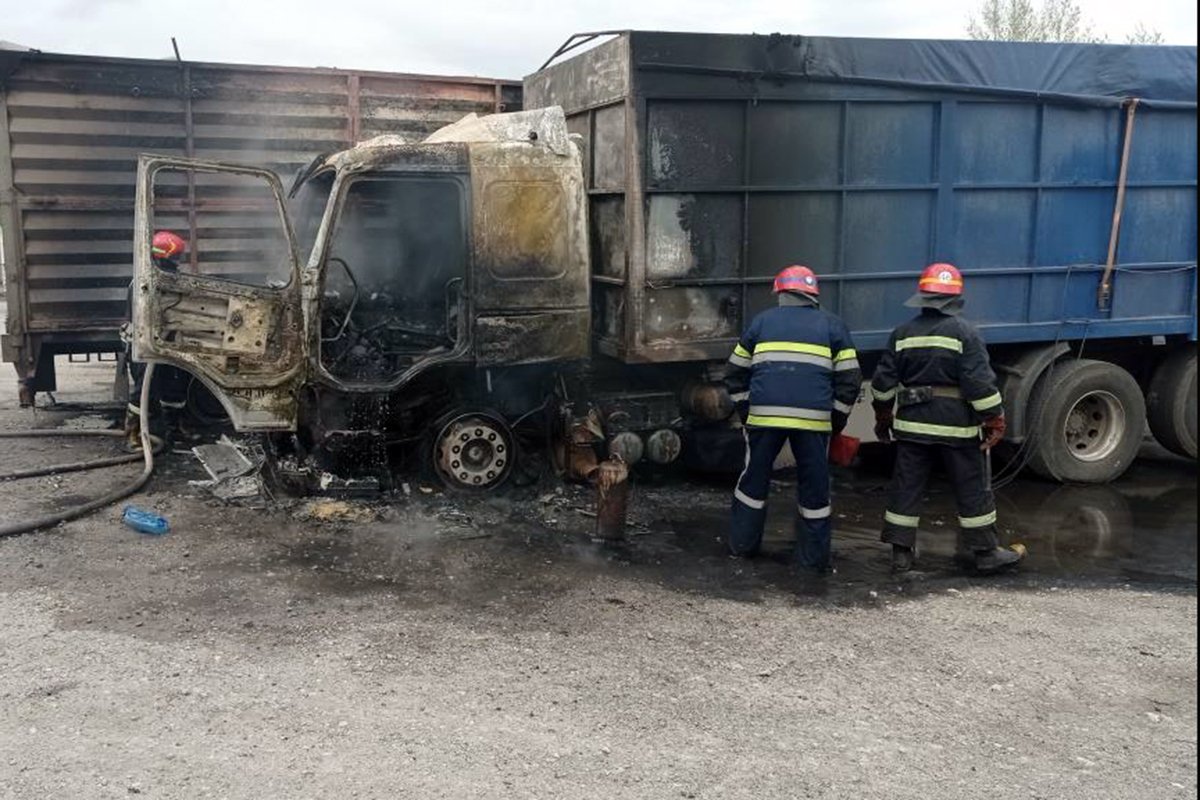 Пожарные определили, что возгорание произошло в кабине грузового автомобиля Volvo.