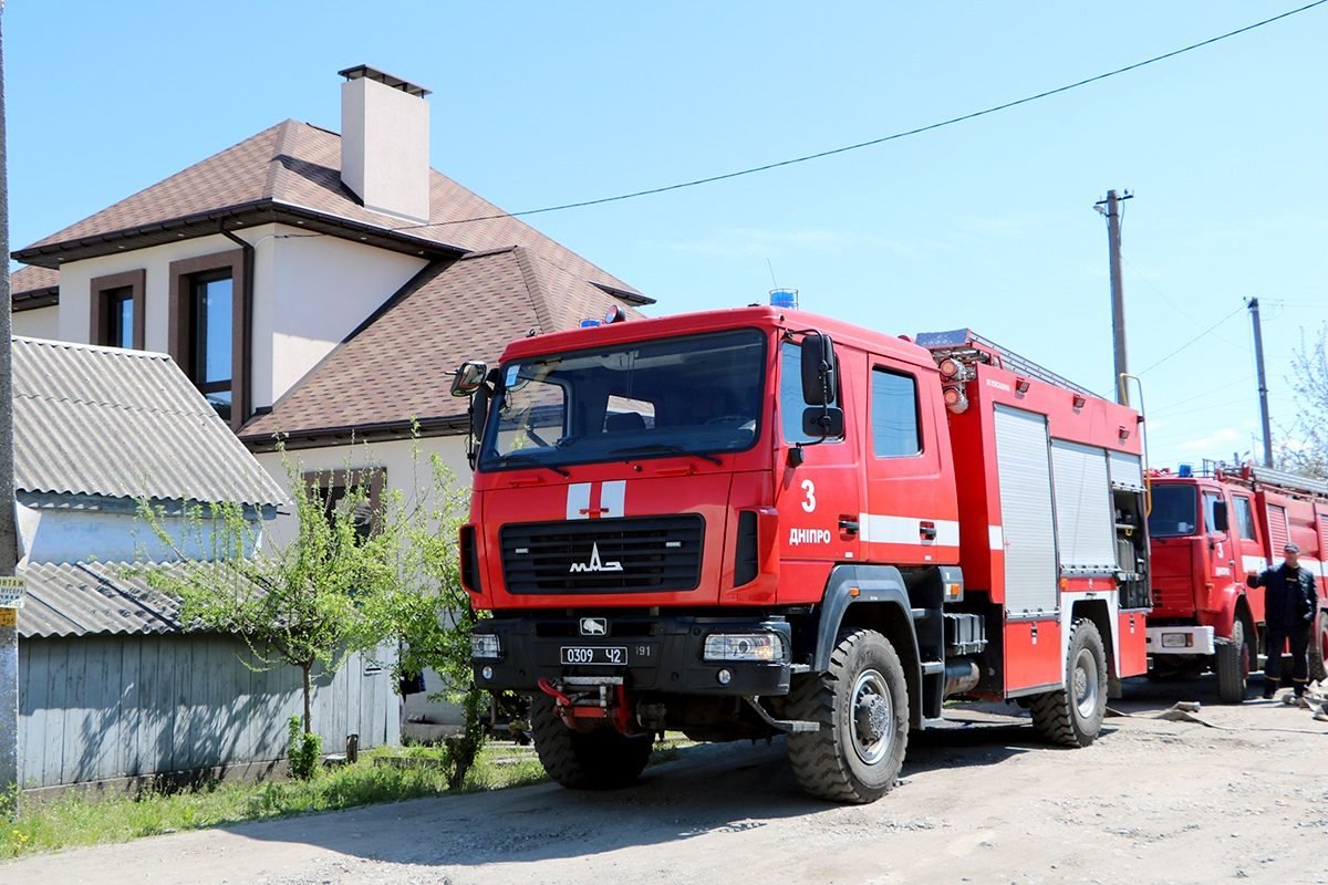 Пламя повредило крышу здания на площади 60 квадратных метров Пламя повредило крышу здания на площади 60 квадратных метров