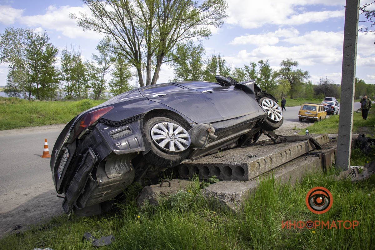 Автомобиль наехал на бордюр Автомобиль наехал на бордюр