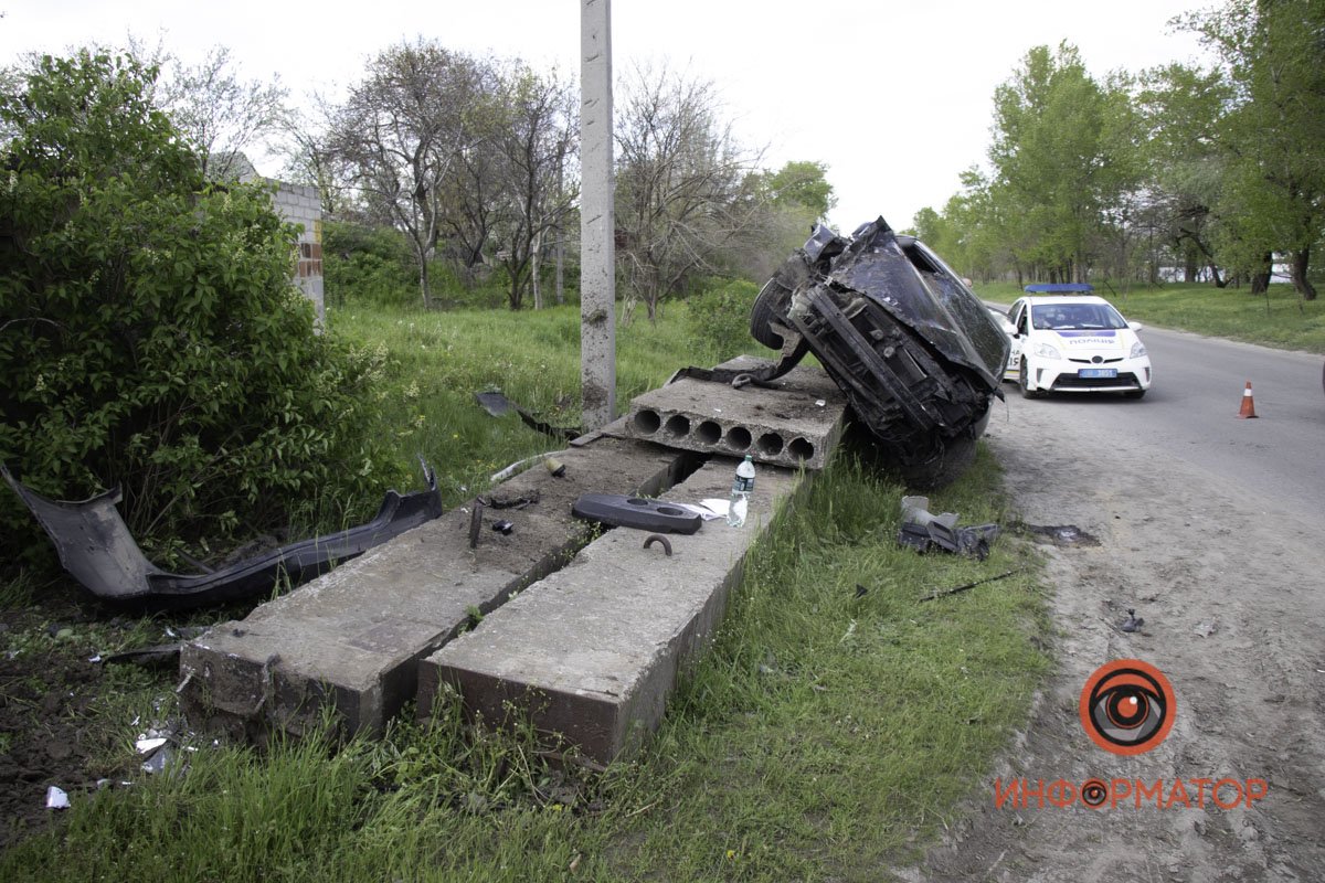 Hyundai ударил ВАЗ, затем налетел на плиты, что на обочине, и накренился Hyundai ударил ВАЗ, затем налетел на плиты, что на обочине, и накренился